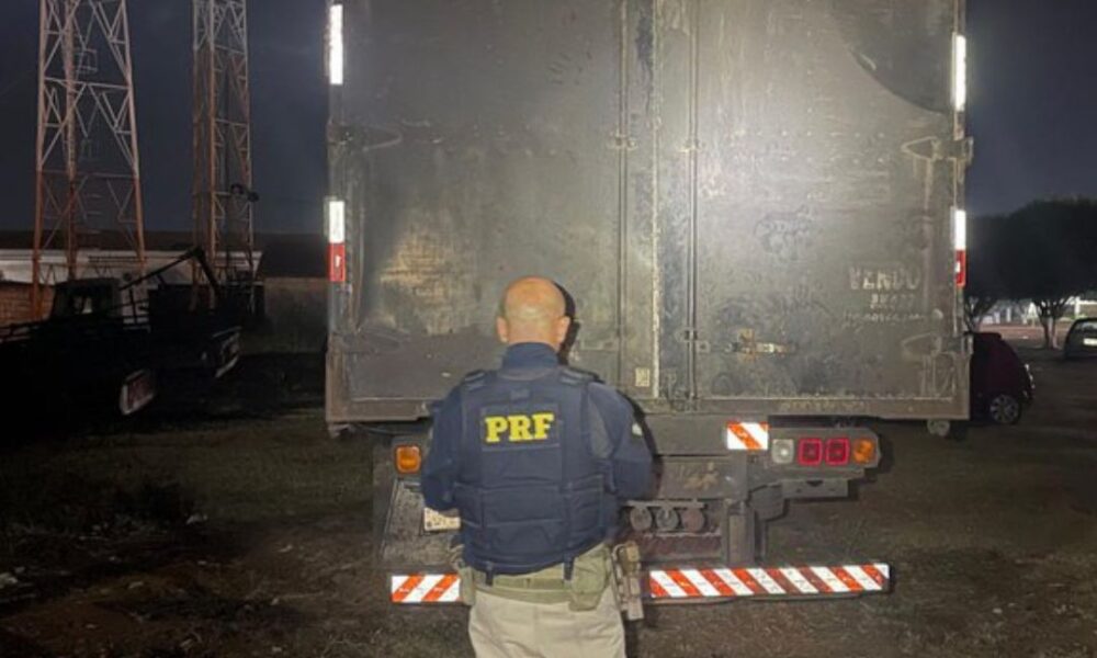 PRF desmantela fraude em transporte de madeira e detém caminhoneiro na divisa com Rondônia