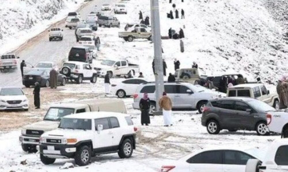 Neve cobre montanhas no deserto da Arábia Saudita pela primeira vez