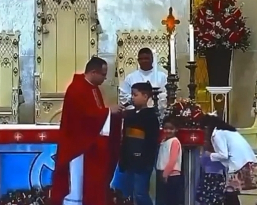Durante uma missa realizada na cidade de Tupã, no interior de São Paulo, um menino protagonizou um momento inusitado que divertiu os fiéis presentes.