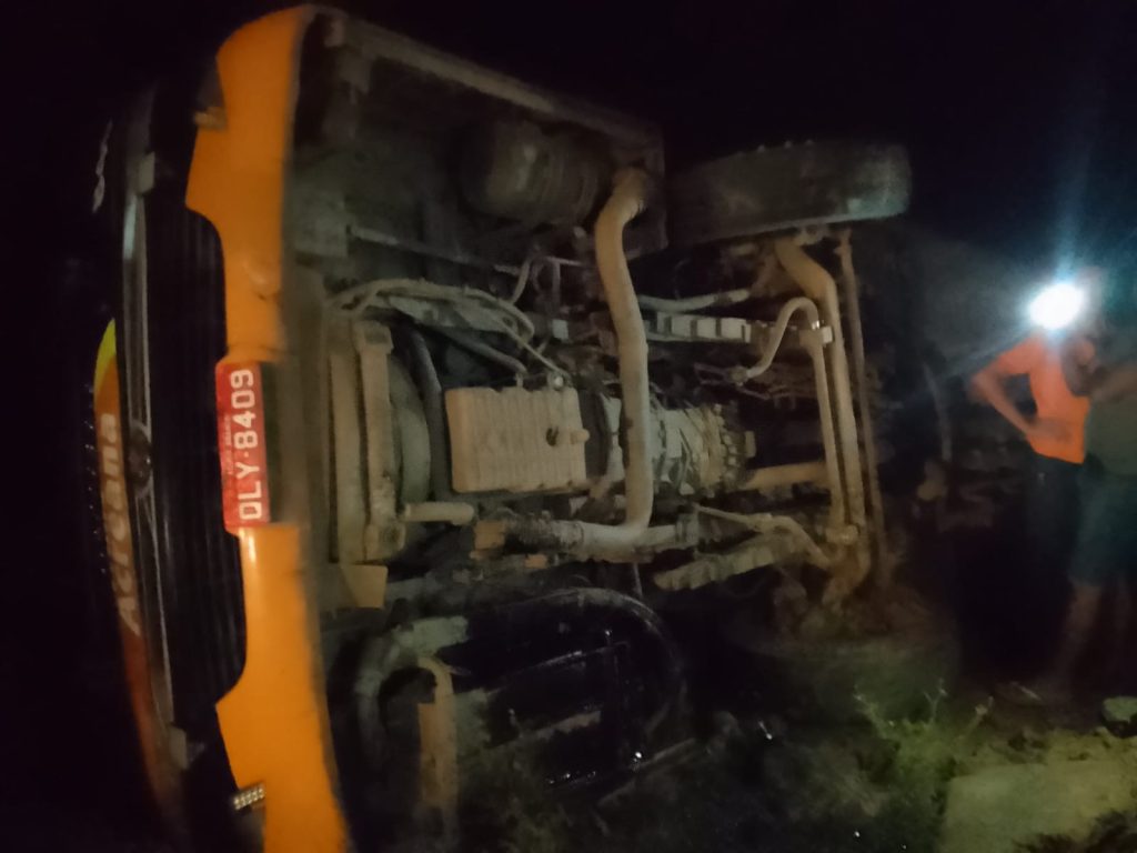 Ônibus com cerca de 50 passageiros tomba na BR-364 no Acre; vítimas têm ferimentos leves