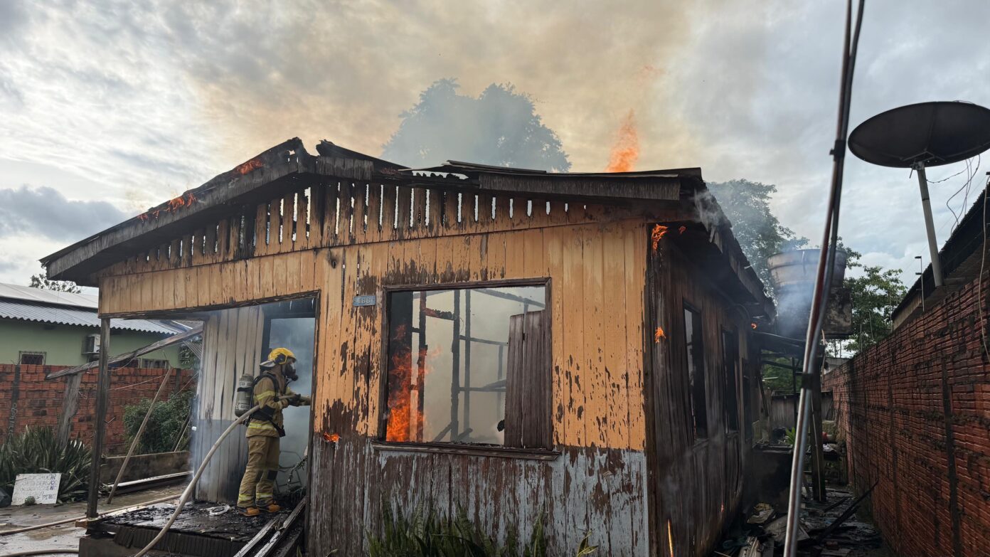 Incêndio destrói casa de madeira no bairro Bosque e mobiliza bombeiros em Rio Branco