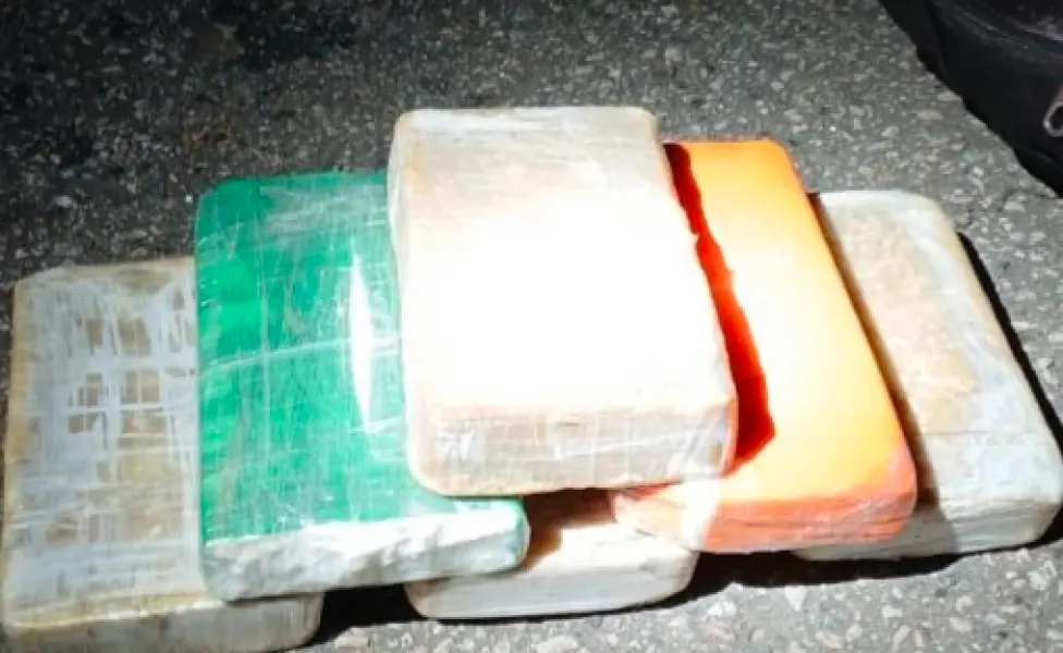 PRF intercepta 6 kg de cocaína em ônibus na BR-364; jovem é preso e adolescente é apreendida