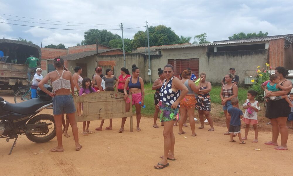 Sem água há meses, moradores do Caladinho bloqueiam avenida e cobram solução imediata do Depasa