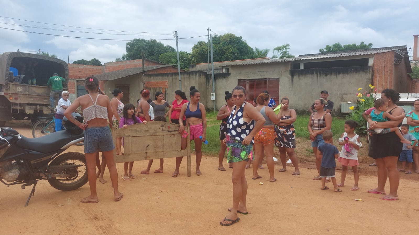 Sem água há meses, moradores do Caladinho bloqueiam avenida e cobram solução imediata do Depasa