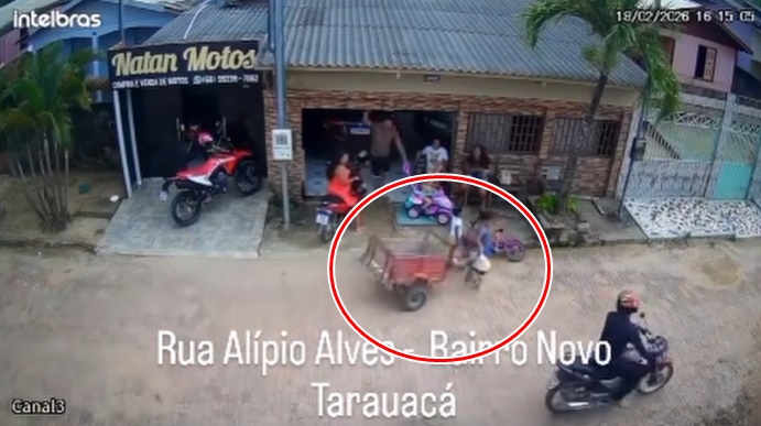 Carretinha se solta de moto e atinge crianças em Tarauacá; vídeo impressiona, mas vítimas passam bem