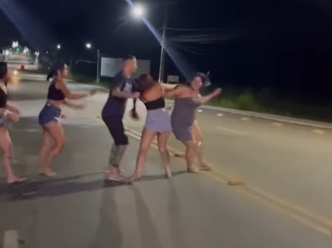 Confusão na madrugada! Veja o vídeo da briga em tabacaria de Rio Branco