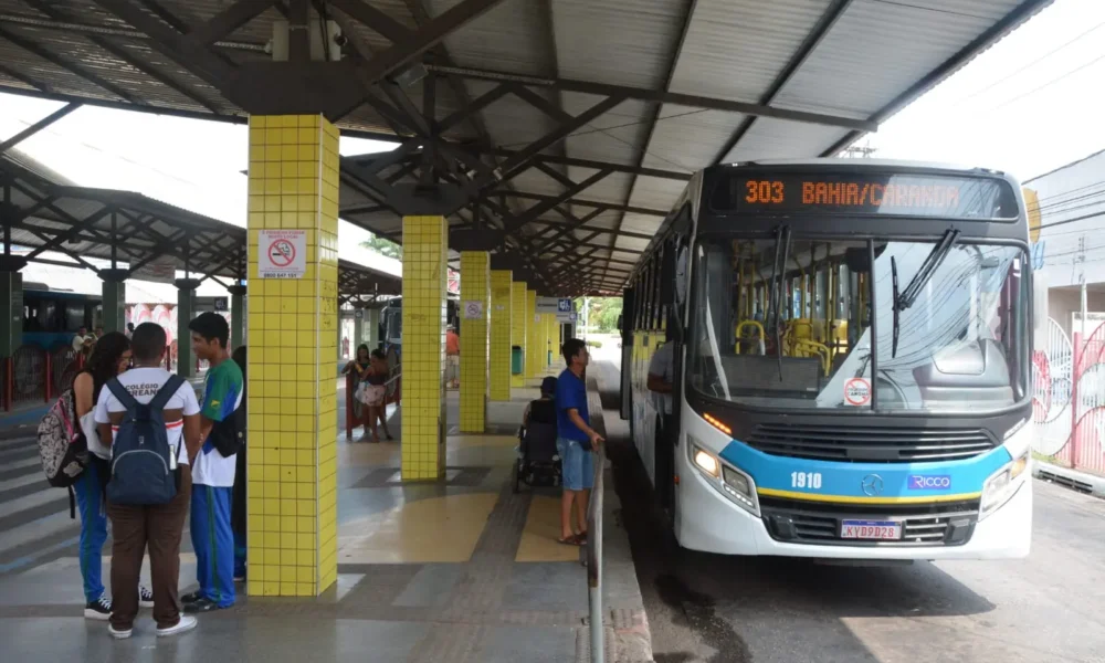 Paralisação de 31 linhas de ônibus em Rio Branco gera crise no transporte e preocupa passageiros