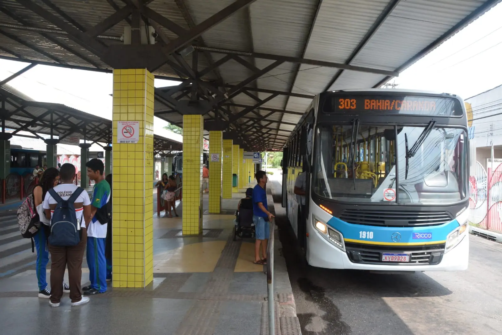 Paralisação de 31 linhas de ônibus em Rio Branco gera crise no transporte e preocupa passageiros