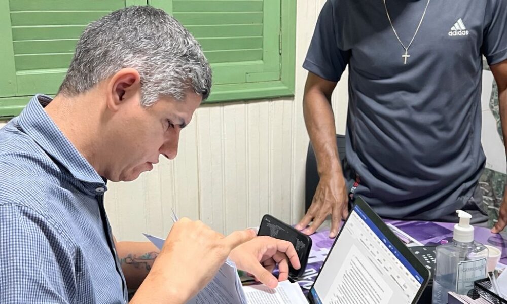 Deputado Calegário recebe denúncia de atraso no pagamento de terceirizados do Hospital de Tarauacá, por vereador do municipio