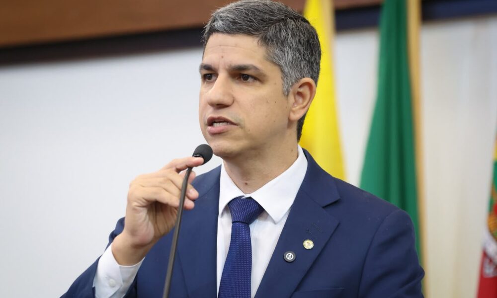Deputado Calegário atende demanda de estudantes e propõe complemento à lei que trata do internato de Medicina na rede estadual de saúde.