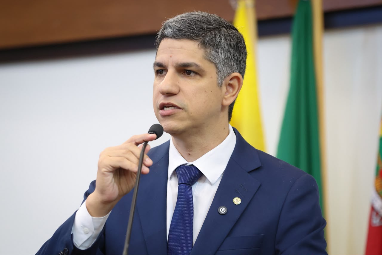 Deputado Calegário atende demanda de estudantes e propõe complemento à lei que trata do internato de Medicina na rede estadual de saúde.